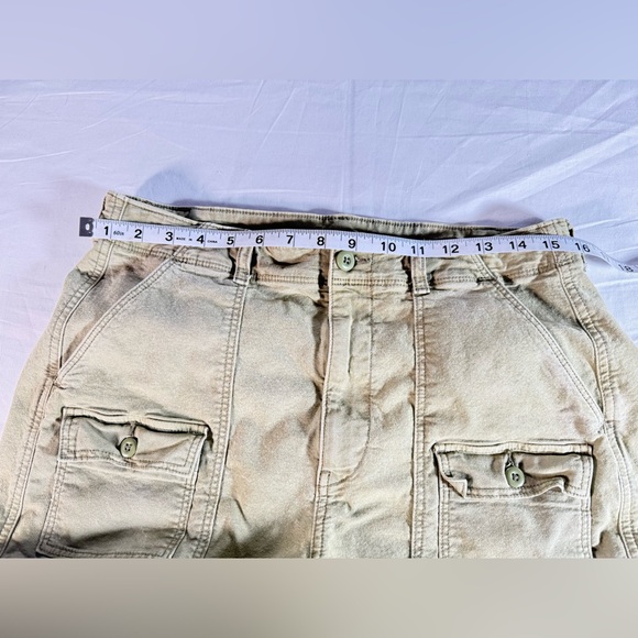 American Eagle Khaki Women's Stretch Cargo Shorts. Size 12 - Picture 3 of 6